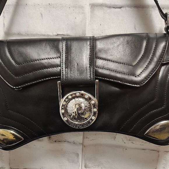 Sophisticated Black Leather Shoulder Bag with Silver Clasp - Picture 2 of 6